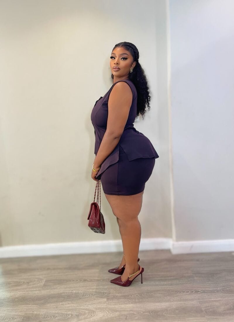 She runs business skirt - Image 2