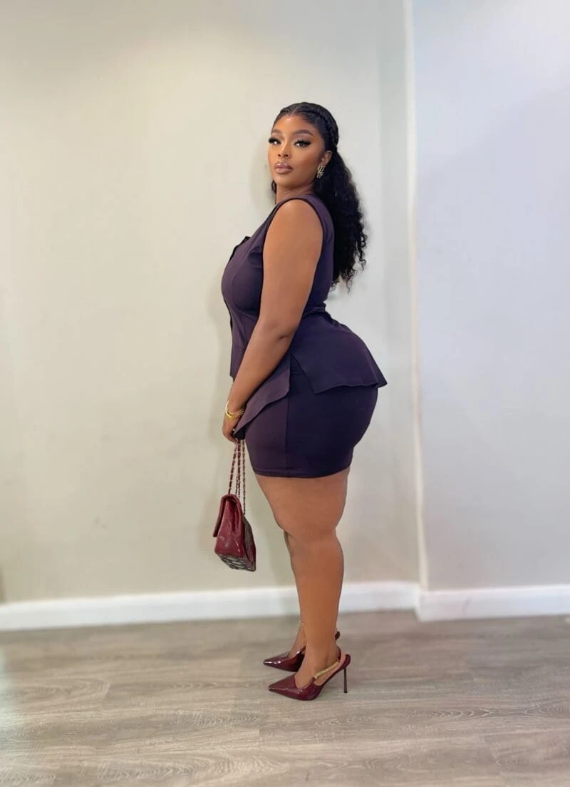 She runs business skirt - Image 2