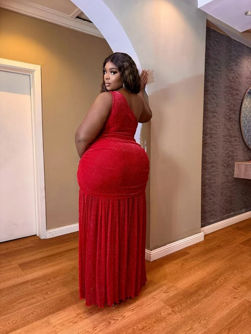 LADY IN SHINING RED - Image 3
